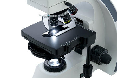 Microscopio trinocular digital Levenhuk MED D45T